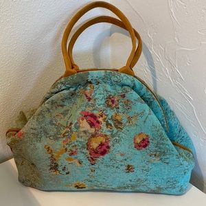 Vintage looking carpet bag style widemouth shoulder bag.